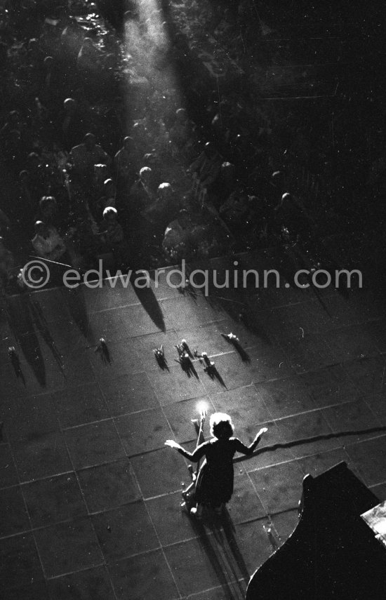 Edith Piaf performing on the stage of the Sporting d\'Ete, Monte Carlo 1959. - Photo by Edward Quinn