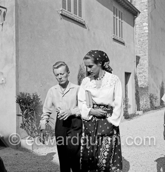 Françoise Gilot and Janine Tricotet Prévert. On the occasion of the summer ceramics exhibition "Japon. Céramique contemporaine" at the Nérolium. 21.7.1951. - Photo by Edward Quinn