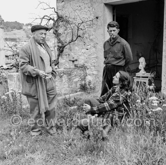 Pablo Picasso, his son Paulo Picasso and Françoise Gilot in front of the sculpture studio Le Fournas. Vallauris 1953. - Photo by Edward Quinn