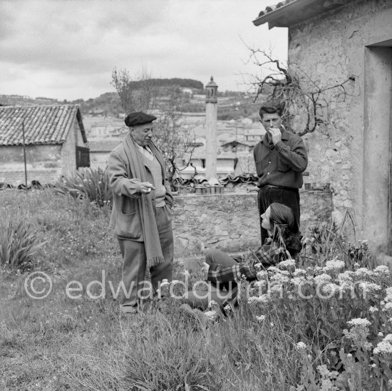 Pablo Picasso, his son Paulo Picasso and Françoise Gilot in front of the sculpture studio Le Fournas. Vallauris 1953. - Photo by Edward Quinn