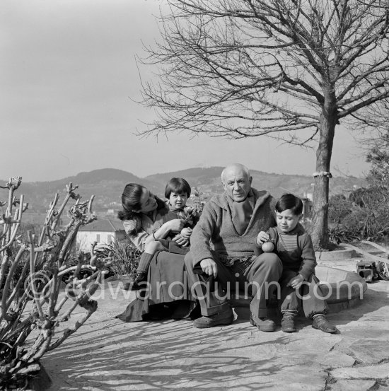 Pablo Picasso, Françoise Gilot, Claude Picasso and Paloma Picasso in the garden of La Galloise. Vallauris 1953. - Photo by Edward Quinn