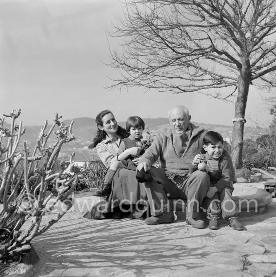 Pablo Picasso, Françoise Gilot, Claude Picasso and Paloma Picasso in the garden of La Galloise. Vallauris 1953. - Photo by Edward Quinn