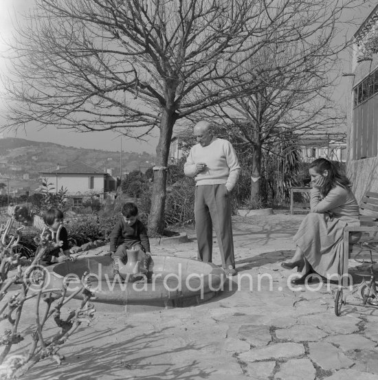 Pablo Picasso, Françoise Gilot, Claude Picasso and Paloma Picasso in the garden of La Galloise. With tricycle. Vallauris 1953. - Photo by Edward Quinn