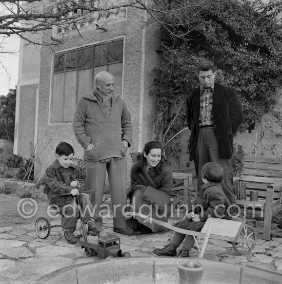 Pablo Picasso, Françoise Gilot, Paulo Picasso, Claude Picasso and Paloma Picasso in the garden of La Galloise. With tricycle. Vallauris 1953. - Photo by Edward Quinn
