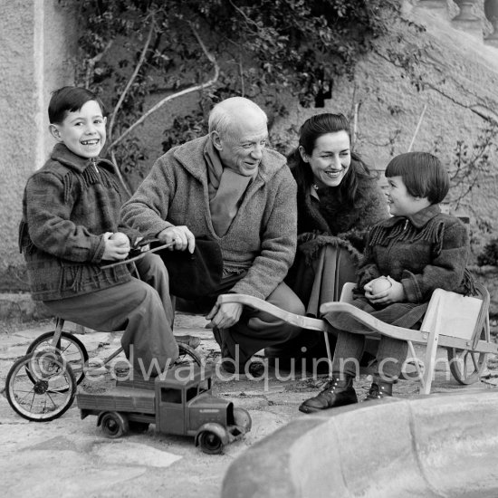Pablo Picasso, Françoise Gilot and their children Claude Picasso and Paloma Picasso in the garden of La Galloise. With tricycle. Vallauris 1953. - Photo by Edward Quinn