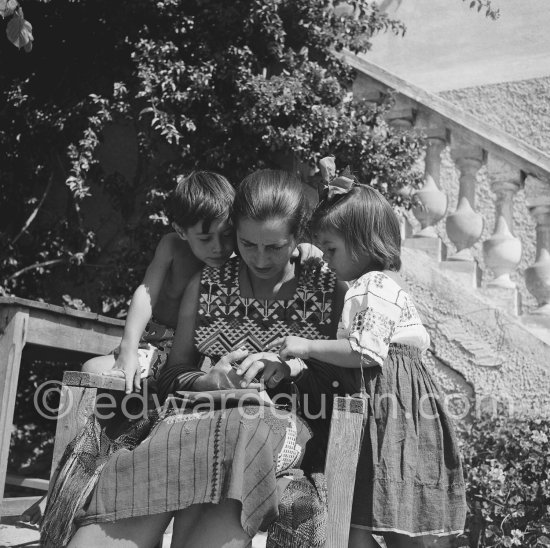 Françoise Gilot, Claude Picasso and Paloma Picasso in the garden of La Galloise. Vallauris 1953. - Photo by Edward Quinn