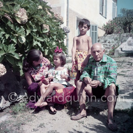 Pablo Picasso, Françoise Gilot and their children Claude Picasso and Paloma Picasso in the garden of La Galloise. Françoise Gilot with a pendant by Pablo Picasso. Vallauris 1953. - Photo by Edward Quinn