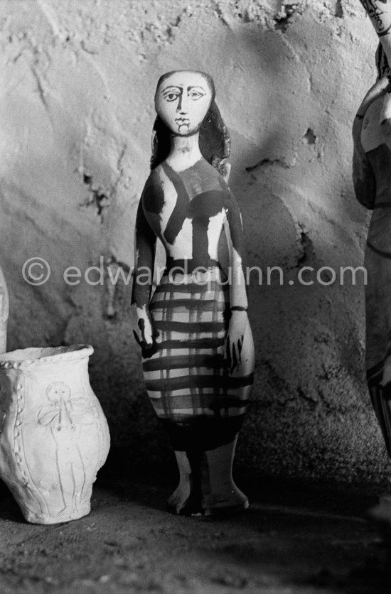 A ceramic figure inspired by Françoise Gilot. Studio Le Fournas, Vallauris 1953. - Photo by Edward Quinn