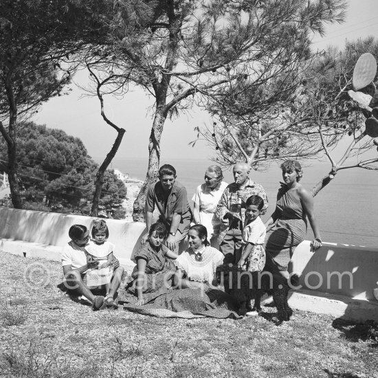 In the garden of house Shady Rock of Marie Cuttoli, close friend and collector of Pablo Picasso\'s works. From left: Javier Vilató, Paloma Picasso, Germaine Lascaux, wife of Vilató, Françoise Gilot, Paulo Picasso, Marie Cuttoli, Pablo Picasso, Maya Picasso, Claude Picasso. Cap d’Antibes 1954. - Photo by Edward Quinn