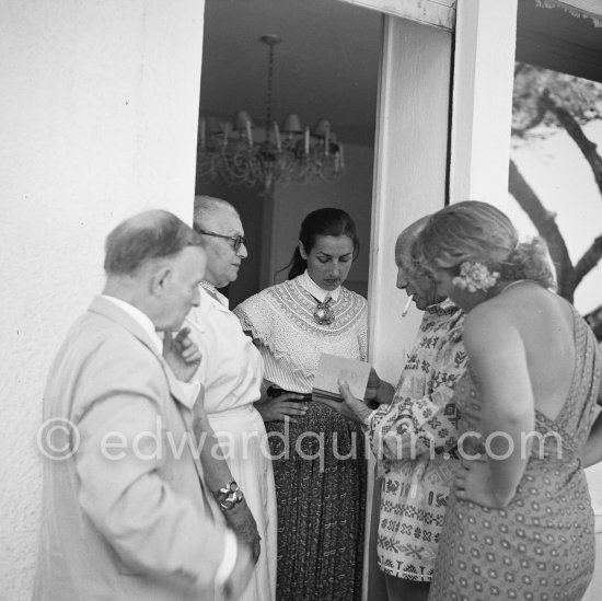 Marie Cuttoli, close friend and collector of Pablo Picasso\'s works, Françoise Gilot, Pablo Picasso, Maya Picasso. Not identified person on the left. Cap d’Antibes 1954. - Photo by Edward Quinn