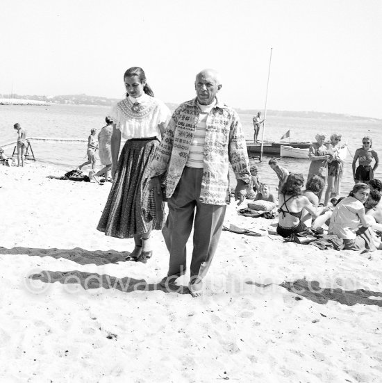 Pablo Picasso and Françoise Gilot leaving the beach. Cap d’Antibes 1954. - Photo by Edward Quinn