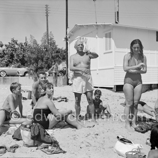 Pablo Picasso, Françoise Gilot and Maya Picasso at the beach. Restaurant Chez Tetou. Golfe-Juan 1954. - Photo by Edward Quinn