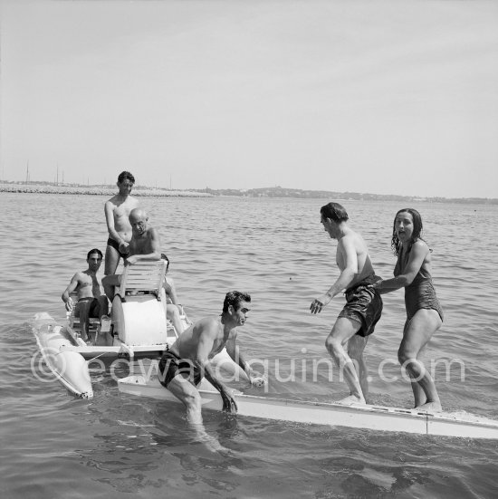 Javier Vilató, left on the pedalo, behind Pablo Picasso Paulo Picasso, Francisco Reina "El Minuni", banderillero andaluz, in front Eugenio Carmona and on the right Françoise Gilot. Golfe-Juan 1954. - Photo by Edward Quinn