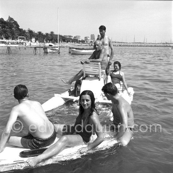 Behind Pablo Picasso Paulo Picasso, Françoise Gilot with Francisco Reina "El Minuni", banderillero andaluz and Eugenio Carmonaon the surfboard. Golfe-Juan 1954. - Photo by Edward Quinn