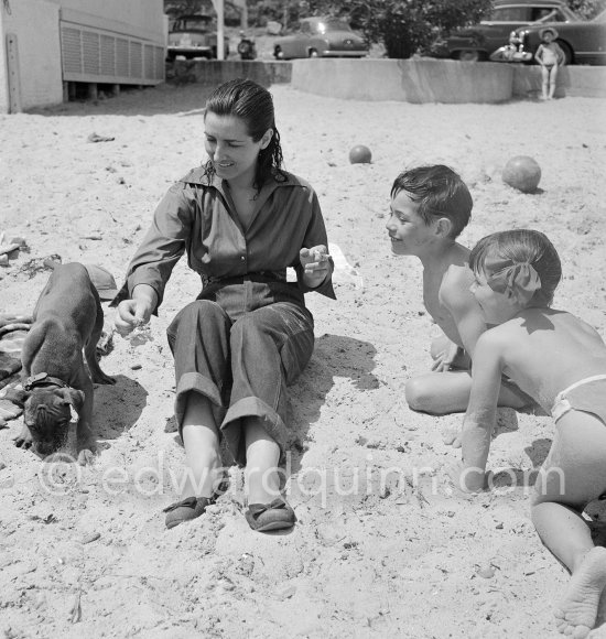 Françoise Gilot, Claude Picasso and Paloma Picasso at the beach. Golfe-Juan 1954. - Photo by Edward Quinn