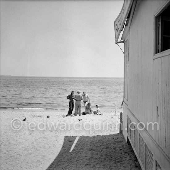 Pablo Picasso and Françoise Gilot at the beach. Restaurant Nounou. Golfe-Juan 1954. - Photo by Edward Quinn