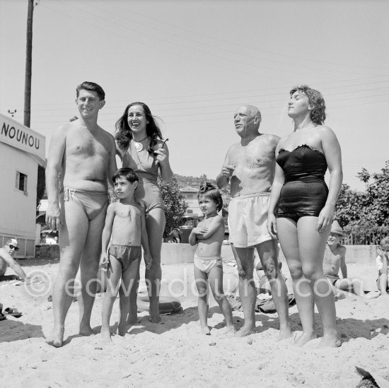 At the beach: Pablo Picasso with Françoise Gilot and his children. From left: Paulo Picasso, Claude Picasso, Françoise Gilot, Paloma Picasso, Pablo Picasso and Maya Picasso. Golfe-Juan 1954. - Photo by Edward Quinn