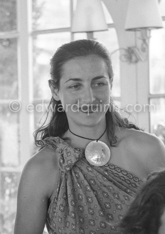 Déjeuner at restaurant Nounou. Françoise Gilot (with a brooch by Pablo Picasso). Golfe-Juan 1954. (Detail of Pic540604) - Photo by Edward Quinn