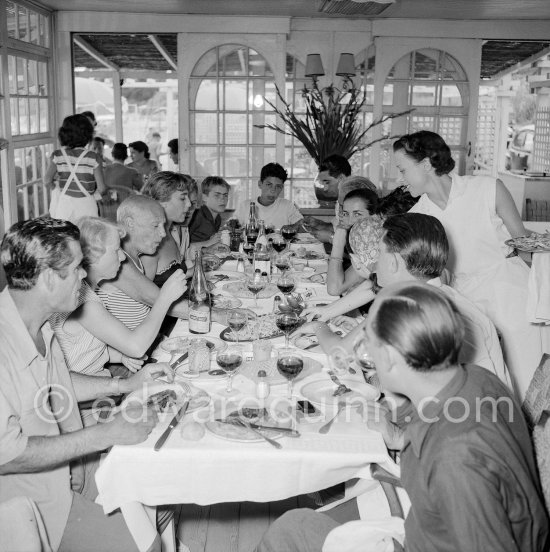 Déjeuner at restaurant Nounou. Pablo Picasso, Françoise Gilot, Paulo Picasso, Maya Picasso, Eugenio Carmona. Golfe-Juan 1954. - Photo by Edward Quinn