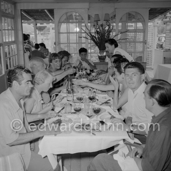 Déjeuner at restaurant Nounou. Pablo Picasso, Françoise Gilot, Paulo Picasso, Maya Picasso, Eugenio Carmona. Golfe-Juan 1954. - Photo by Edward Quinn