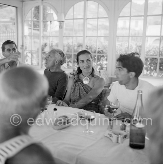 Déjeuner at restaurant Nounou. Françoise Gilot (with a brooch by Pablo Picasso), Javier Vilató, Manuel Angeles Ortiz. Golfe-Juan 1954. - Photo by Edward Quinn
