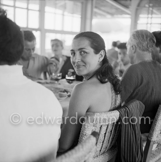 Déjeuner at restaurant Nounou. Françoise Gilot. Golfe-Juan 1954. - Photo by Edward Quinn