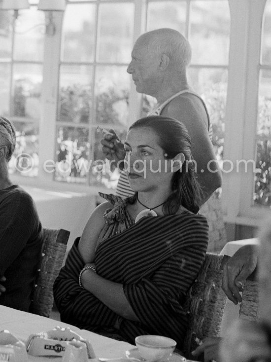 Pablo Picasso and Françoise Gilot, déjeuner at restaurant Nounou. Golfe-Juan 1954. - Photo by Edward Quinn