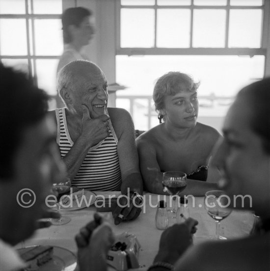 Déjeuner at restaurant Nounou. Pablo Picasso and his daughter Maya Picasso. Françoise Gilot and Javier Vilató. Golfe-Juan 1954. - Photo by Edward Quinn