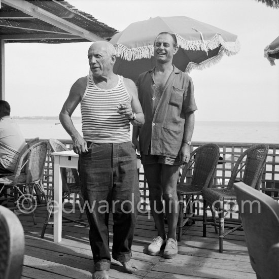 Déjeuner at restaurant Nounou. Pablo Picasso and an unknown person. Golfe-Juan 1954. - Photo by Edward Quinn