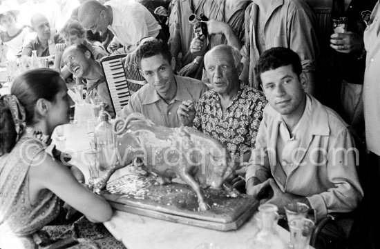 A drink before the bullfight. Pablo Picasso, Françoise Gilot and the Spanish toreros Jose Montero (right) and Luis Marca with a statuette of a fighting bull, presented to Pablo Picasso by the toreadors. First Corrida of Vallauris 1954. - Photo by Edward Quinn