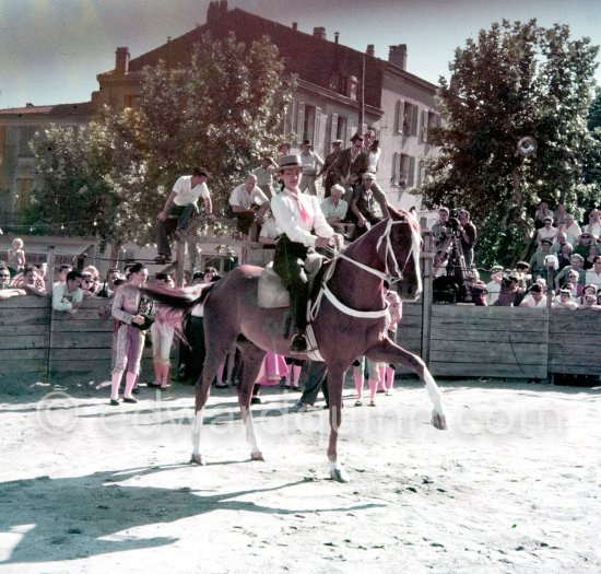 Françoise Gilot, opening the corrida of Vallauris 1954. (1.8.1954) - Photo by Edward Quinn