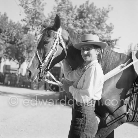 Françoise Gilot, before opening the corrida of Vallauris 1.8.1954. - Photo by Edward Quinn