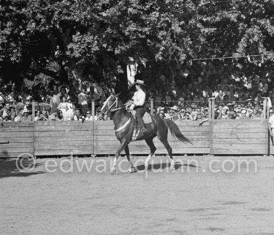 Françoise Gilot, opening the corrida of Vallauris 1.8.1954. - Photo by Edward Quinn