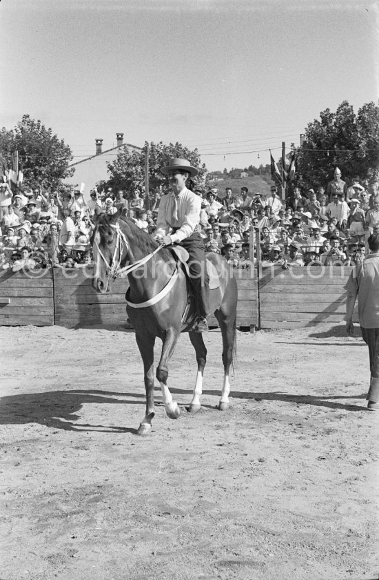 Françoise Gilot, opening the corrida of Vallauris 1.8.1954. - Photo by Edward Quinn