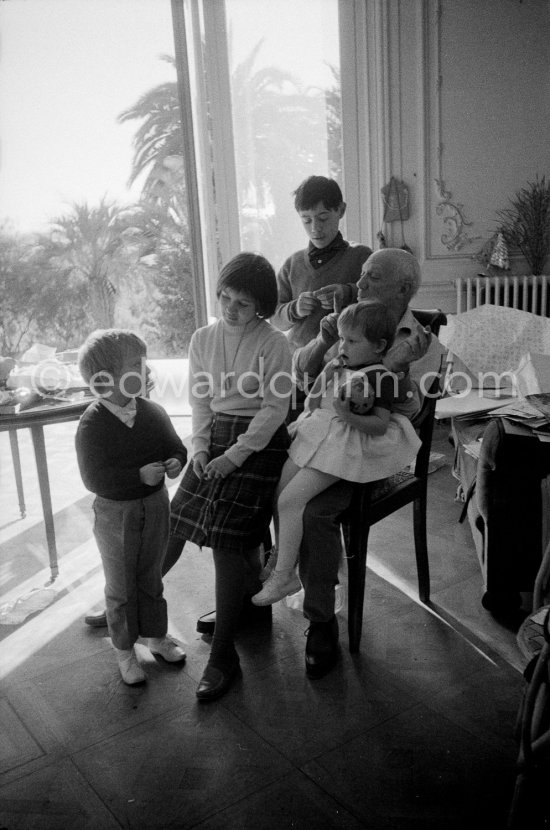 Pablo Picasso, Claude Picasso, foreground the young Luis Dominguin, Pablo Picasso with on his knees Paloma Picasso and Lucia Dominguin. La Californie, Cannes 1959. - Photo by Edward Quinn