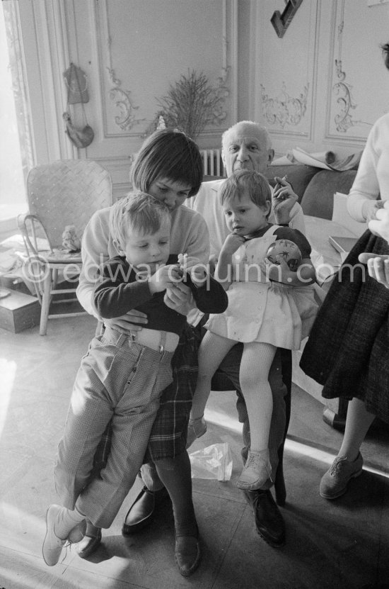 Pablo Picasso, Paloma Picasso, Luis Dominguin, Lucia Dominguin (the children of Luis Miguel Dominguin and Lucia Bosè). La Californie, Cannes 1959. - Photo by Edward Quinn