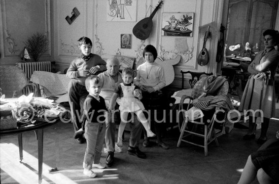 Claude Picasso and Paloma Picasso, Luis Dominguin, on Pablo Picasso\'s knees Lucia Dominguin, right Inès Sassier. La Californie, Cannes 1959. - Photo by Edward Quinn