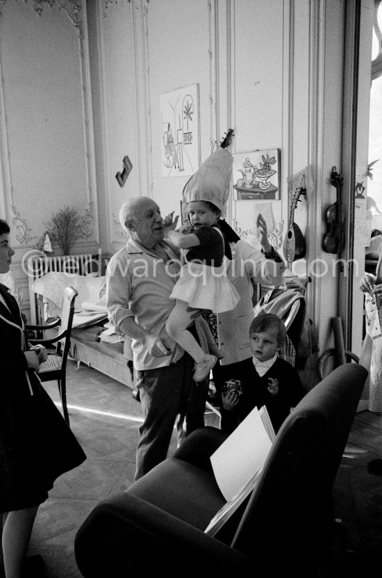 Playing with paper hats. Pablo Picasso, Luis Dominguin, Lucia Dominguin (the children of Luis Miguel Dominguin and Lucia Bosè), Jacqueline. La Californie, Cannes 1959. - Photo by Edward Quinn