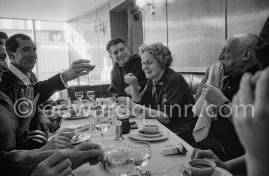 Lunch at the restaurant Blue Bar in Cannes. Pablo Picasso, Paulo Picasso, Luis Miguel Dominguin, Louise Leiris. Cannes 1959. - Photo by Edward Quinn