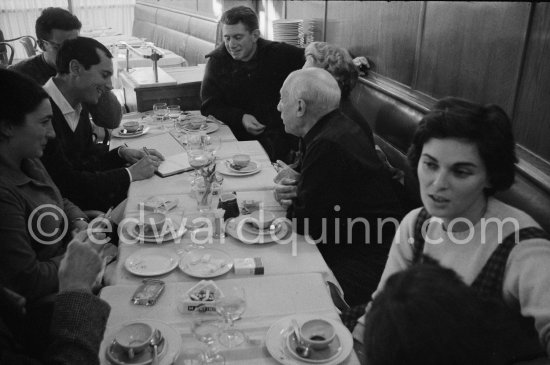 Lunch at the restaurant Blue Bar in Cannes. Pablo Picasso, Jacqueline, Paulo Picasso, Luis Miguel Dominguin, Lucia Bosè, partly hidden Louise Leiris, Pierre Baudouin. Cannes 1959. - Photo by Edward Quinn
