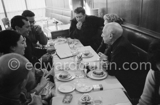 Lunch at the restaurant Blue Bar in Cannes. Pablo Picasso, Jacqueline, Catherine Hutin, Paulo Picasso, Miguel Dominguin, Lucia Bosè and children, Pierre Baudouin. Cannes 1959. - Photo by Edward Quinn