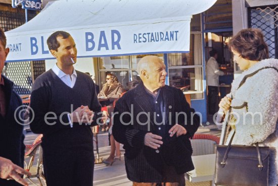 In front of the restaurant Blue Bar in Cannes. Pablo Picasso, Luis Miguel Dominguin, Lucia Bosè. Cannes 1959. - Photo by Edward Quinn