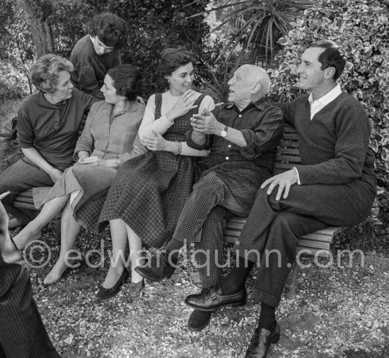 Louise Leiris, Catherine Hutin, Jacqueline, Lucia Bosè, Pablo Picasso, Luis Miguel Dominguin. La Californie, Cannes 1959. - Photo by Edward Quinn