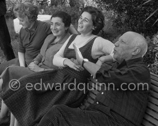 Pablo Picasso, his wife Jacqueline, gallery owner Louise Leiris and Lucia Bosè, Italian actress and wife of the bullfighter Dominguin. La Californie, Cannes 1959. - Photo by Edward Quinn
