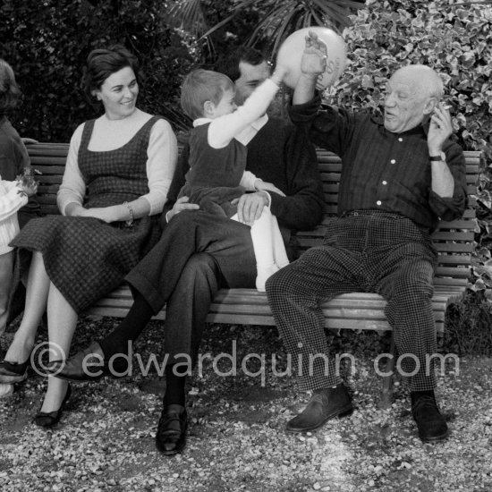 Pablo Picasso, Luis Miguel Dominguin, his wife Lucia Bosè and their daughter Lucia. La Californie, Cannes 1959. - Photo by Edward Quinn
