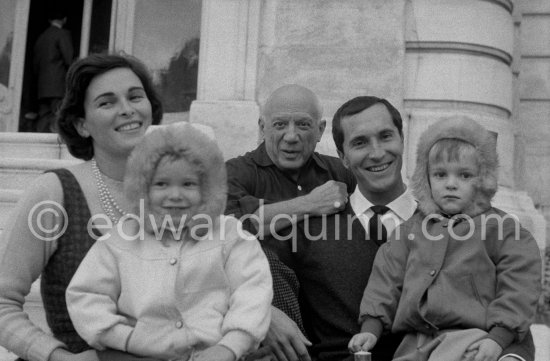 Pablo Picasso, Luis Miguel Dominguin, his wife Lucia Bosè and her children Louis and Lucia. La Californie, Cannes 1959. - Photo by Edward Quinn
