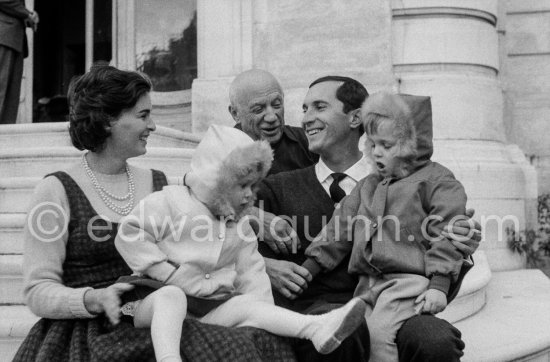 Pablo Picasso, Luis Miguel Dominguin, his wife Lucia Bosè and her children Louis and Lucia. La Californie, Cannes 1959. - Photo by Edward Quinn