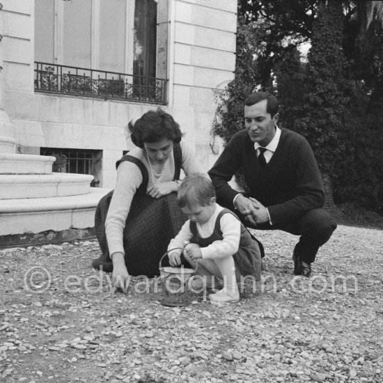 Luis Miguel Dominguin and his wife Lucia Bosè and their daughter Lucia. La Californie, Cannes 1959. - Photo by Edward Quinn
