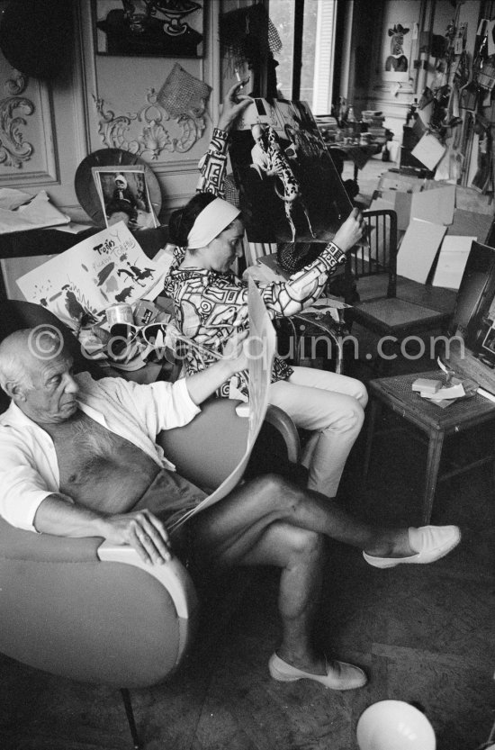 Pablo Picasso and Jacqueline viewing photos by Edward Quinn (Pic610195) which the latter brought as a gift. Jacqueline is wearing a blouse made from a textile designed by Pablo PicassoLa Californie, Cannes 1961. - Photo by Edward Quinn
