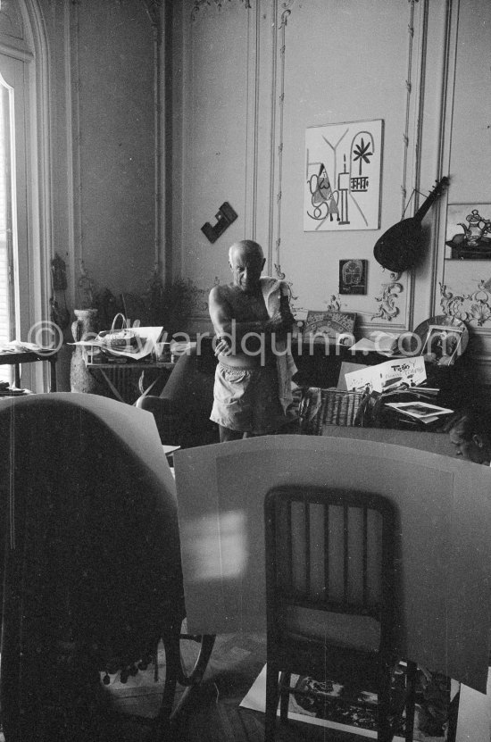 Pablo Picasso viewing litho "Le repos du faune". La Californie, Cannes 1961. - Photo by Edward Quinn